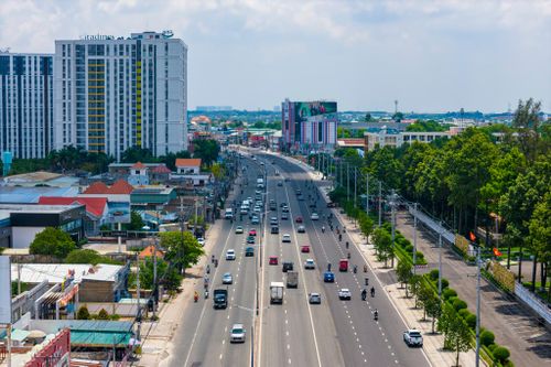  Hệ thống giao thông được đầu tư nâng cấp, mở rộng, góp phần giúp thời gian di chuyển được rút ngắn, có thể thay đổi tư duy mua nhà. Ảnh minh họa: Quỳnh Danh. 