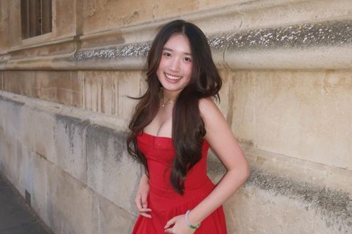  Trước khi đến Oxford, Jenny theo học tại Đại học Stanford (Mỹ) và từng tham gia chương trình trao đổi tại Đại học Bắc Kinh (Trung Quốc). Việc tiếp tục học tập ở nhiều môi trường quốc tế cho thấy định hướng mở rộng trải nghiệm học thuật của nữ YouTuber. 