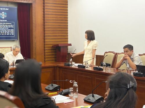  Bà Nguyễn Thị Thanh Huyền, Phó cục trưởng Cục PTTH&amp;TTĐT trao đổi quy định quản lý tài khoản game. Ảnh: Quang Nam.