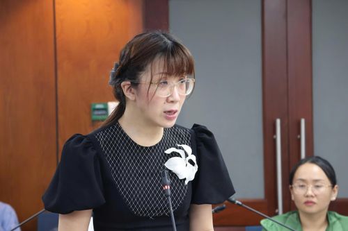  Bà Nguyễn Trúc Vân, Giám đốc Trung tâm mô phỏng và dự báo kinh tế - xã hội TP.HCM, Viện Nghiên cứu phát triển TP.HCM (HIDS), trình bày các khuyến nghị giúp TP.HCM đạt tăng trưởng 2 con số trong năm nay. Ảnh: Nguyên Nguyên. 