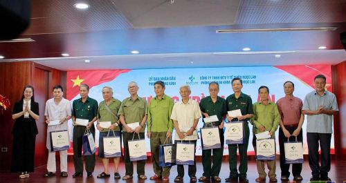 Trao quà tri ân người có công và thân nhân người có công trên địa bàn phường Đông Kinh tại chương trình. Ảnh: Minh Ngọc