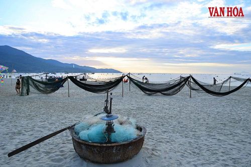 Không gian "Đón nhịp chợ cá bình minh" trên biển Mân Thái