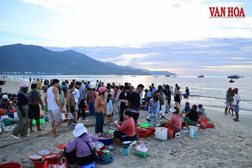 Phiên chợ buổi sớm ngay bên bờ biển