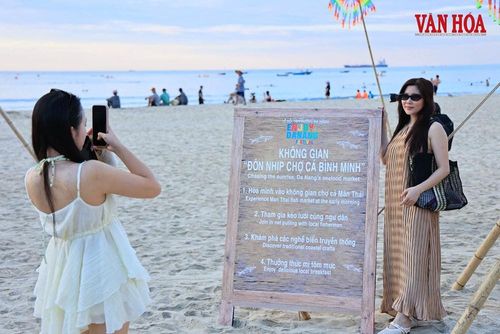 Du khách check-in không gian "Đón nhịp chợ cá bình minh"