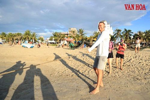 Du khách thích thú trải nghiệm kéo lưới cùng ngư dân làng chài