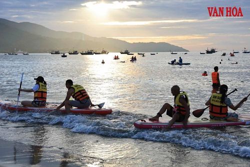Du khách trải nghiệm chèo SUP, nhẹ nhàng rời bờ và ngắm nhìn buổi sáng Đà Nẵng từ một góc nhìn khác