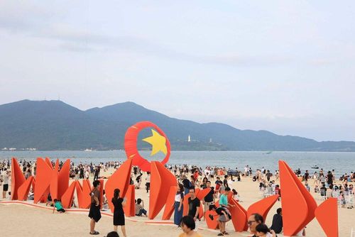 Du khách vui chơi, giải trí trên biển Đà Nẵng