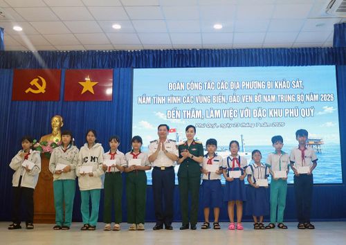 Tặng quà cho học sinh nghèo vượt khó trên đặc khu Phú Quý