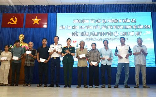 Tặng quà cho các gia đình chính sách trên đặc khu Phú Quý