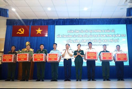 Tặng quà cho các lực lượng vũ trang trên đặc khu Phú Quý