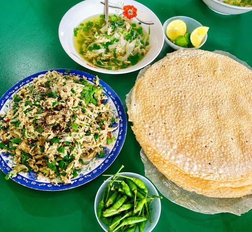 Don được ăn kèm bánh tráng nướng giòn, ớt xanh và chanh, tạo nên hương vị hài hòa khó quên