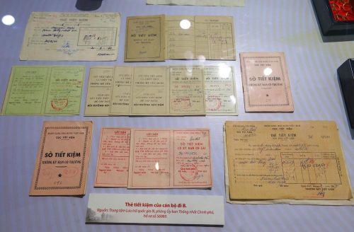 Tài liệu lưu trữ và kỷ vật của cán bộ đi B được giới thiệu tại không gian trưng bày. Ảnh: Khánh Hòa - TTXVN