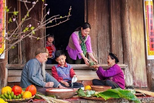  Văn hóa được bảo tồn và phát huy, thể thao không ngừng phát triển, du lịch trở thành ngành kinh tế mũi nhọn, góp phần quảng bá hình ảnh đất nước, con người Việt Nam ra thế giới. Trong ảnh: Đối với người Việt, Tết Nguyên đán là dịp mọi người trong gia đình sum vầy bên nhau, tận hưởng niềm vui đoàn viên. Ảnh: Khánh Hòa – TTXVN 