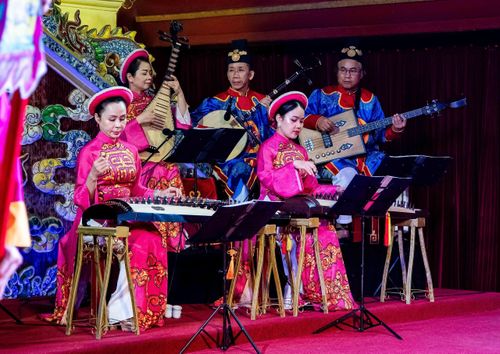 Từng là loại hình âm nhạc được biểu diễn trong các nghi lễ cung đình triều Nguyễn, nhã nhạc cung đình Huế ngày nay vẫn cất lên giữa những không gian quen thuộc của Đại Nội. Khi di sản được đặt vào đời sống đương đại, theo định hướng của Nghị quyết 80 của Bộ Chính trị về phát triển văn hóa Việt Nam, những thanh âm cung đình không chỉ đứng yên trong quá khứ, mà đang được dần lan tỏa, đến gần hơn với công chúng hôm nay. Ảnh: Vân Chi/TTXVN