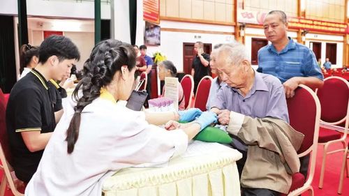 Ông Đào Văn Nhân, 87 tuổi, ở tổ dân phố Đọ, phường Mỹ Lâm được lực lượng y tế thu mẫu sinh phẩm ADN.