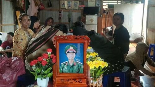 Gia đình tổ chức tang lễ hạ sĩ Kpă Thiêp theo nghi thức của địa phương.