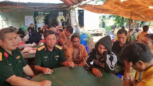 Lực lượng quân đội địa phương đến thăm hỏi, chia buồn với gia đình hạ sĩ Kpă Thiêp.