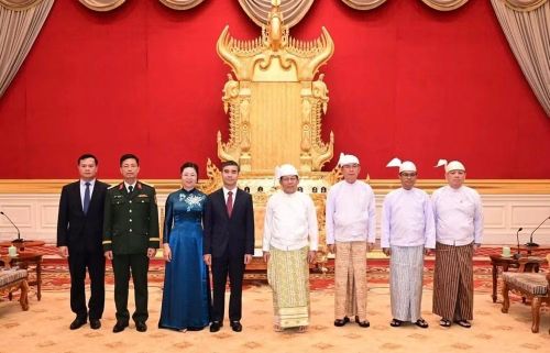 Tổng thống Myanmar Min Aung Hlaing (thứ 4 từ phải qua) chụp ảnh kỷ niệm cùng Đại sứ Nguyễn Anh Đức và các đại biểu tham dự buổi tiếp sau Lễ trình Quốc thư. (Ảnh: Đại sứ quán Việt Nam tại Myanmar cung cấp)
