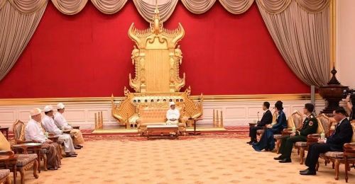 Tổng thống Myanmar Min Aung Hlaing tiếp Đại sứ Nguyễn Anh Đức sau Lễ trình Quốc thư. (Ảnh: Đại sứ quán Việt Nam tại Myanmar cung cấp) 