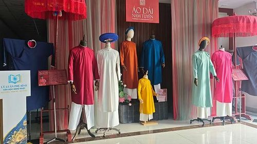 Không gian trưng bày áo dài của nghệ nhân Năm Tuyền. (Ảnh: NGUYỄN GIANG)