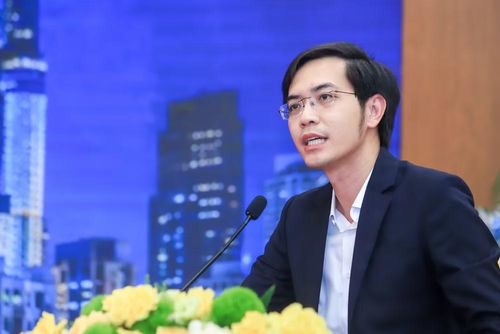 Phó Giáo sư, Tiến sĩ Nguyễn Hữu Huân, Phó Chủ tịch Cơ quan điều hành Trung tâm Tài chính quốc tế Việt Nam tại Thành phố Hồ Chí Minh.