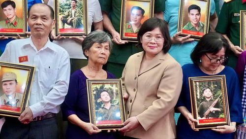 Bà Văn Thị Bạch Tuyết, Phó Bí thư Thành ủy Thành phố Hồ Chí Minh trao di ảnh liệt sĩ đã được phục dựng cho thân nhân.