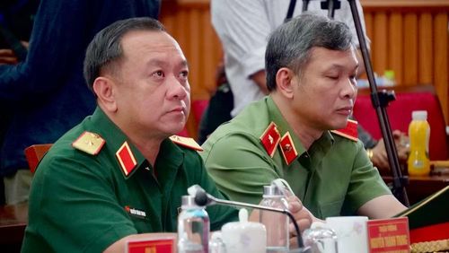Thiếu tướng Nguyễn Thành Trung, Chính ủy Bộ Tư lệnh Thành phố Hồ Chí Minh xúc động theo dõi chương trình trao di ảnh liệt sĩ cho thân nhân.