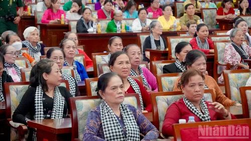 Đại biểu dự chương trình gặp mặt tri ân.