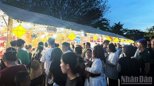 Những gian hàng ẩm thực các vùng miền luôn mang lại sự tò mò, thích thú.