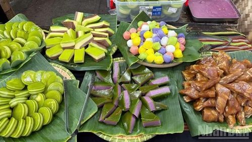Nhiều món bánh được bày soạn bắt mắt.