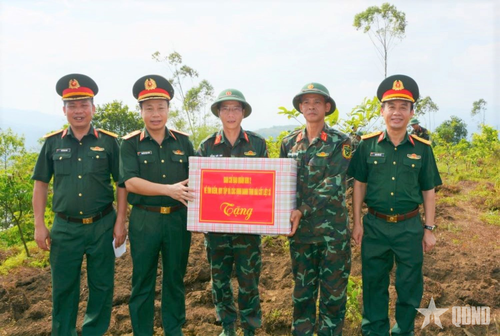 Thiếu tướng Nguyễn Ngọc Ngân trao quà của Ban chỉ đạo 515 tặng Đội tìm kiếm, quy tập hài cốt liệt sĩ thuộc Bộ CHQS tỉnh Lào Cai. Ảnh: MẠNH TƯỜNG 