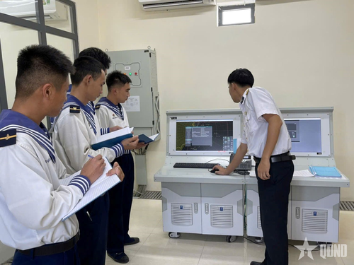 Huấn luyện chuyên môn tại Trạm Radar 570.