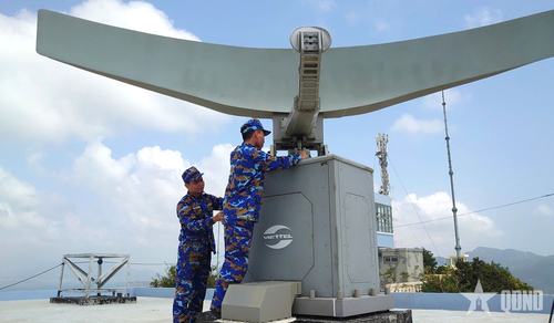  Nhân viên Trạm Radar 570 (Trung đoàn 451) bảo dưỡng trang bị kỹ thuật. 
