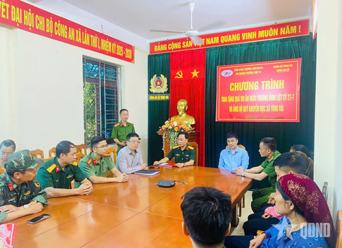 Chi nhánh Trường Sơn 19 trao quà tặng người có công và ủng hộ Quỹ Khuyến học ở xã Tùng Vài, tỉnh Tuyên Quang.