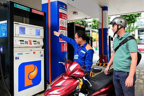 Từ chiều nay (23-7), giá xăng dầu đồng loạt tăng. Ảnh minh họa: VGP