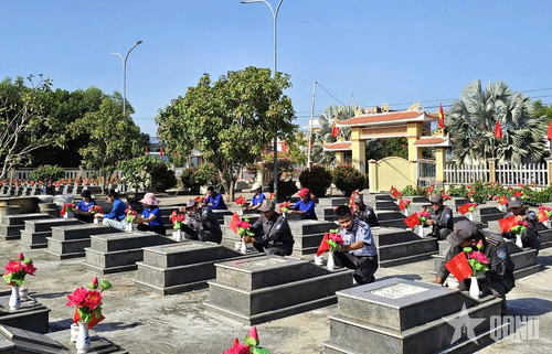  Đoàn viên, thanh niên chỉnh trang Nghĩa trang Liệt sĩ Tam Giang (xã Núi Thành). 