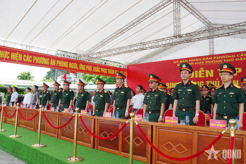 Các đại biểu tham quan phần thực binh.