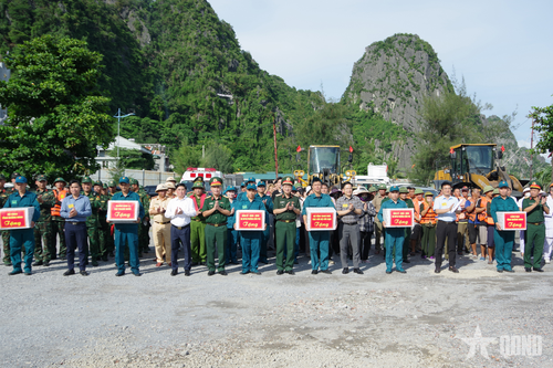 Lãnh đạo các cấp tặng quà động viên các lực lượng tham gia thực binh sau khi hoàn thành xuất sắc nhiệm vụ, bảo đảm an toàn tuyệt đối về người và phương tiện.