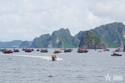 Lực lượng tham gia thực binh triển khai phương án cảnh báo, kêu gọi tàu, thuyền vào nơi tránh trú an toàn.