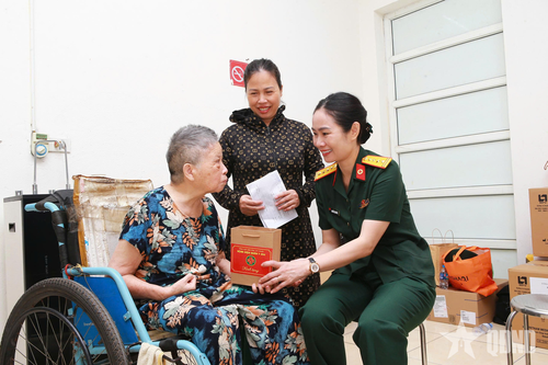 Đại tá Nguyễn Thị Duyên, Phó giám đốc Bệnh viện Quân y 354 tặng quà gia đình chính sách tại xã Mỹ Đức, Hà Nội.