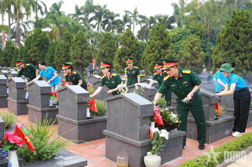  Cán bộ, chiến sĩ Bệnh viện Quân y 354 thắp hương tưởng niệm các anh hùng liệt sĩ tại Nghĩa trang Liệt sĩ TP Hà Nội. 