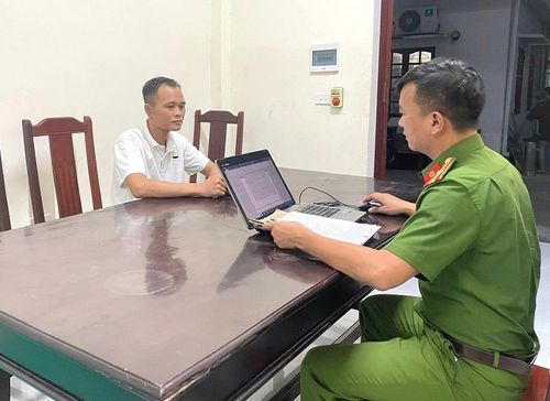 Cơ quan Công an lấy lời khai của một đối tượng trong chuyên án.