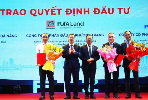 Chủ tịch UBND TP Đà Nẵng Nguyễn Mạnh Hùng chứng kiến và chúc mừng DSEZA trao quyết định đầu tư dự án vào FTZ Đà Nẵng cho các nhà đầu tư.