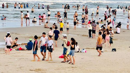 Khách du lịch vui chơi trên bãi biển Vũng Tàu. Ảnh: QUANG VŨ