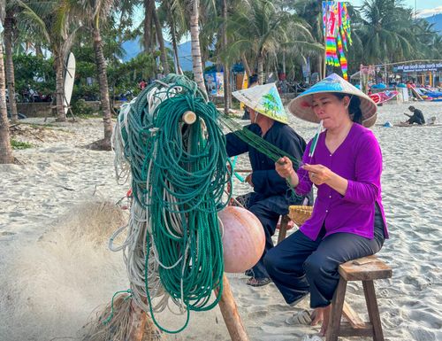  Ngư dân tái hiện nghề đan lưới truyền thống của làng chài. Ảnh: XUÂN QUỲNH 