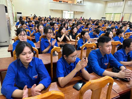  Sinh viên Trường đại học Đồng Nai tham dự hội nghị. Ảnh: XUÂN TRUNG 
