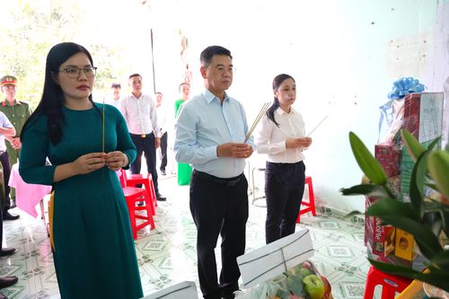 Đoàn đại biểu thắp nén hương tưởng nhớ Mẹ Việt Nam Anh hùng Nguyễn Thị Á. Ảnh: LÊ THOA 