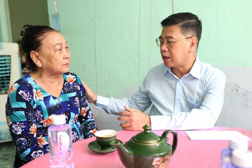  Đồng chí Nguyễn Văn Dũng bày tỏ niềm tiếc thương sâu sắc trước sự ra đi của Mẹ Việt Nam Anh hùng Nguyễn Thị Á. Ảnh: LÊ THOA 