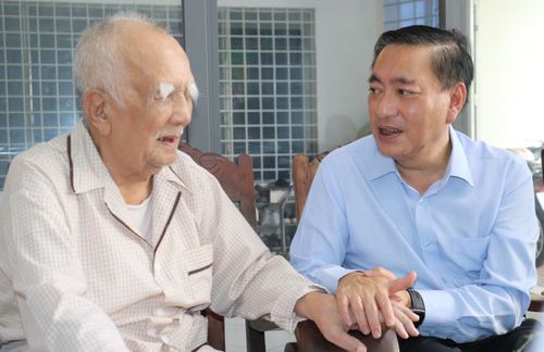  Đồng chí Phạm Thành Kiên thăm hỏi, trò chuyện cùng thương binh Phan Công Nam. Ảnh: CẨM TUYẾT 
