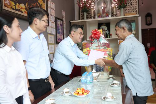  Đoàn đại biểu TPHCM thăm hỏi, tặng quà ông Lê Thanh Hoàng. Ảnh: LÊ THOA 